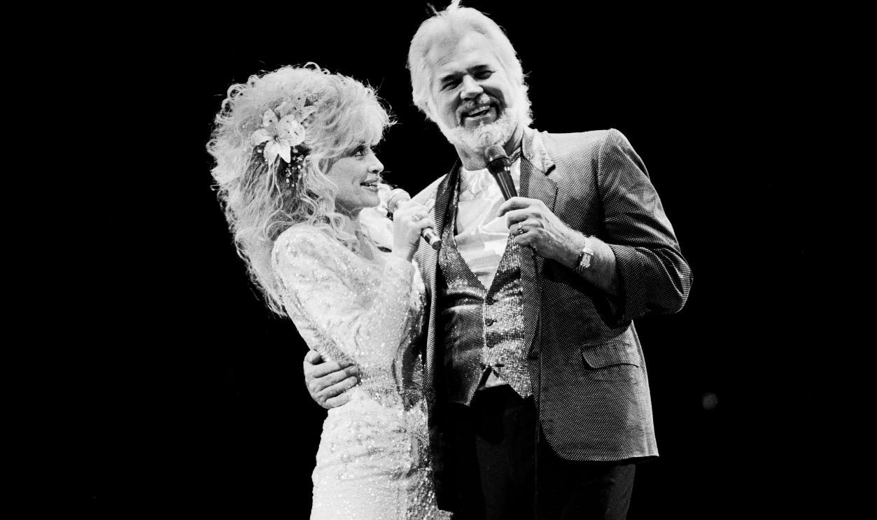 Getty Images - 1268715175 - American Country musicians Dolly Parton and Kenny Rogers (1938 - 2020) perform together onstage at Brendan Byrne Arena (later Meadowlands Arena), East Rutherford, New Jersey, October 20, 1988.