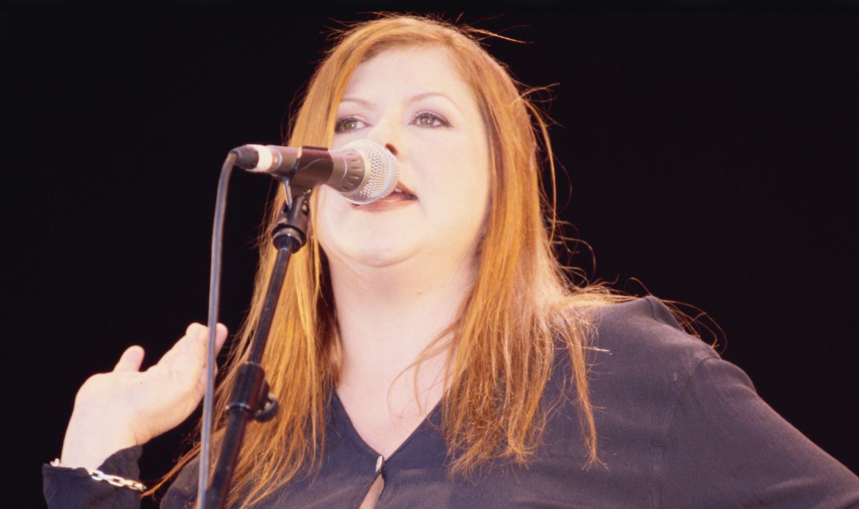 Kirsty MacColl Performing at V2000 Festival