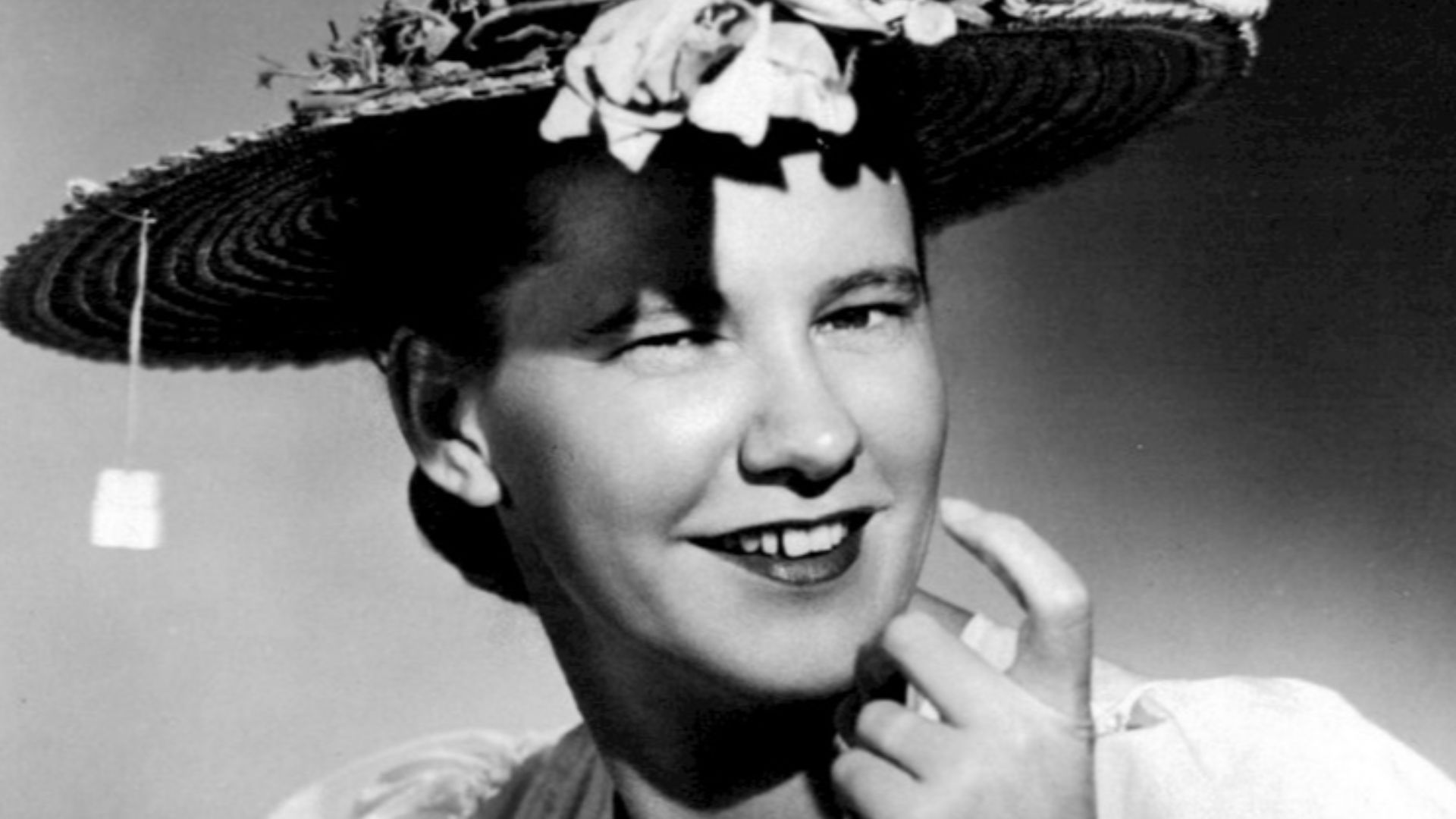 Minnie Pearl asks a prospective suitor to come closer in this 1956 publicity photo.