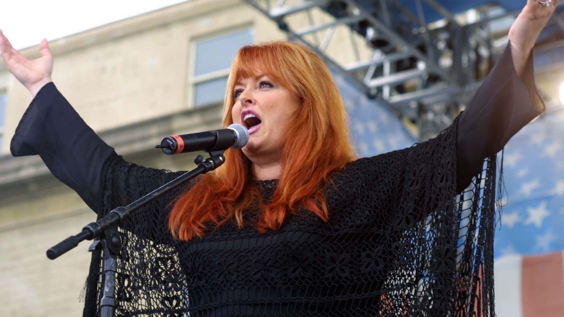 Wynonna Judd entertained a courtyard full of Soldiers, civilian workers and family members in a May 21 concert at the Pentagon.