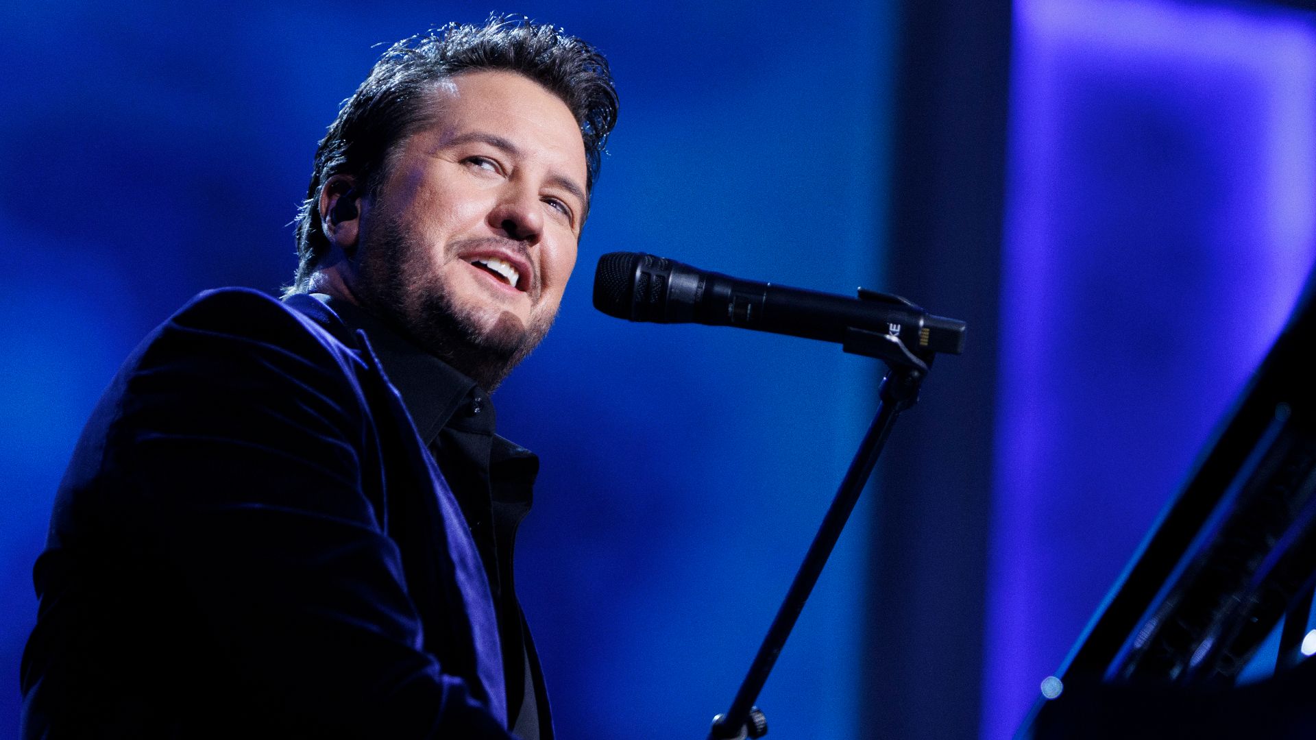 Luke Bryan performs