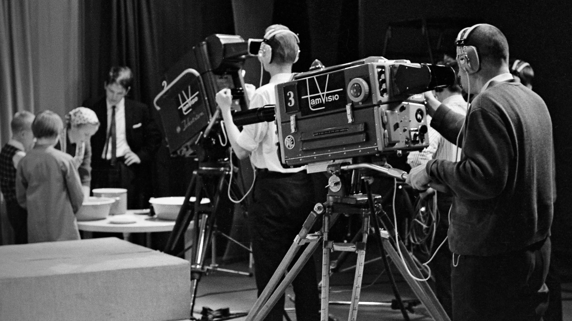 Tamvision’s camera operators Tuomo Kurikka and Lasse Koskinen film a television program at Frenckell’s studio in Tampere. The program is possibly Kalevi-sedän koulu.