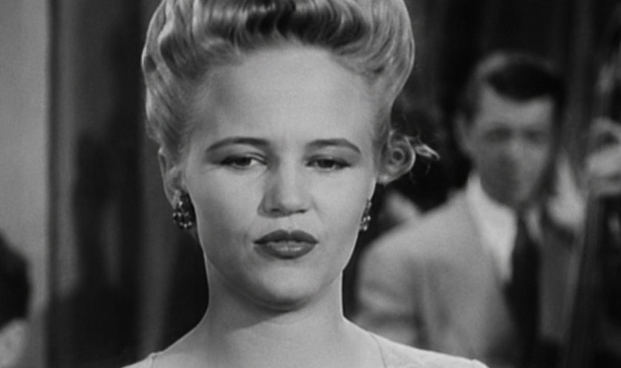  Cropped screenshot of Peggy Lee from the film Stage Door Canteen.