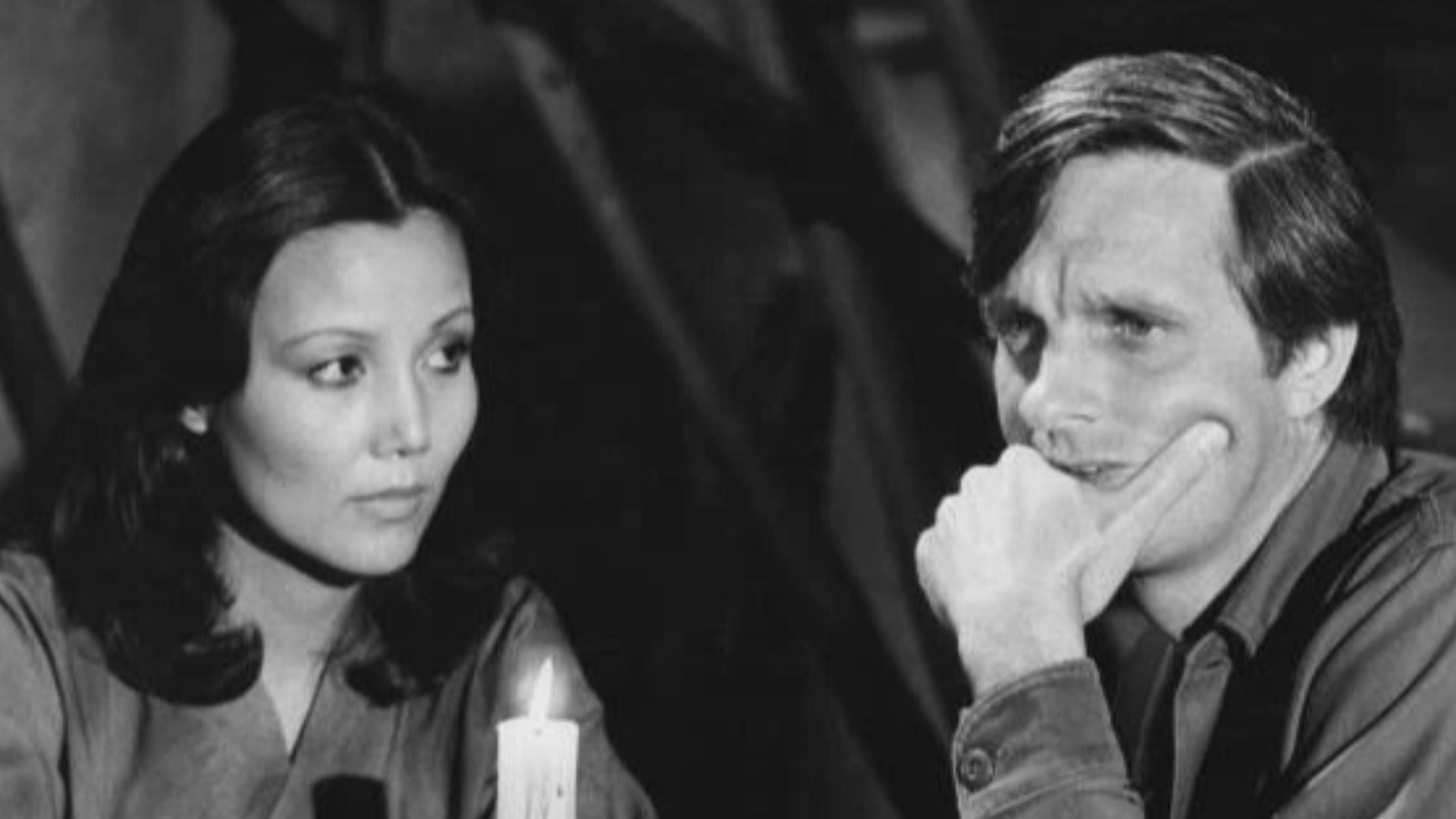 Kieu Chinh and Alan Alda in the episode 'In Love and War' from the television series M*A*S*H (1977)