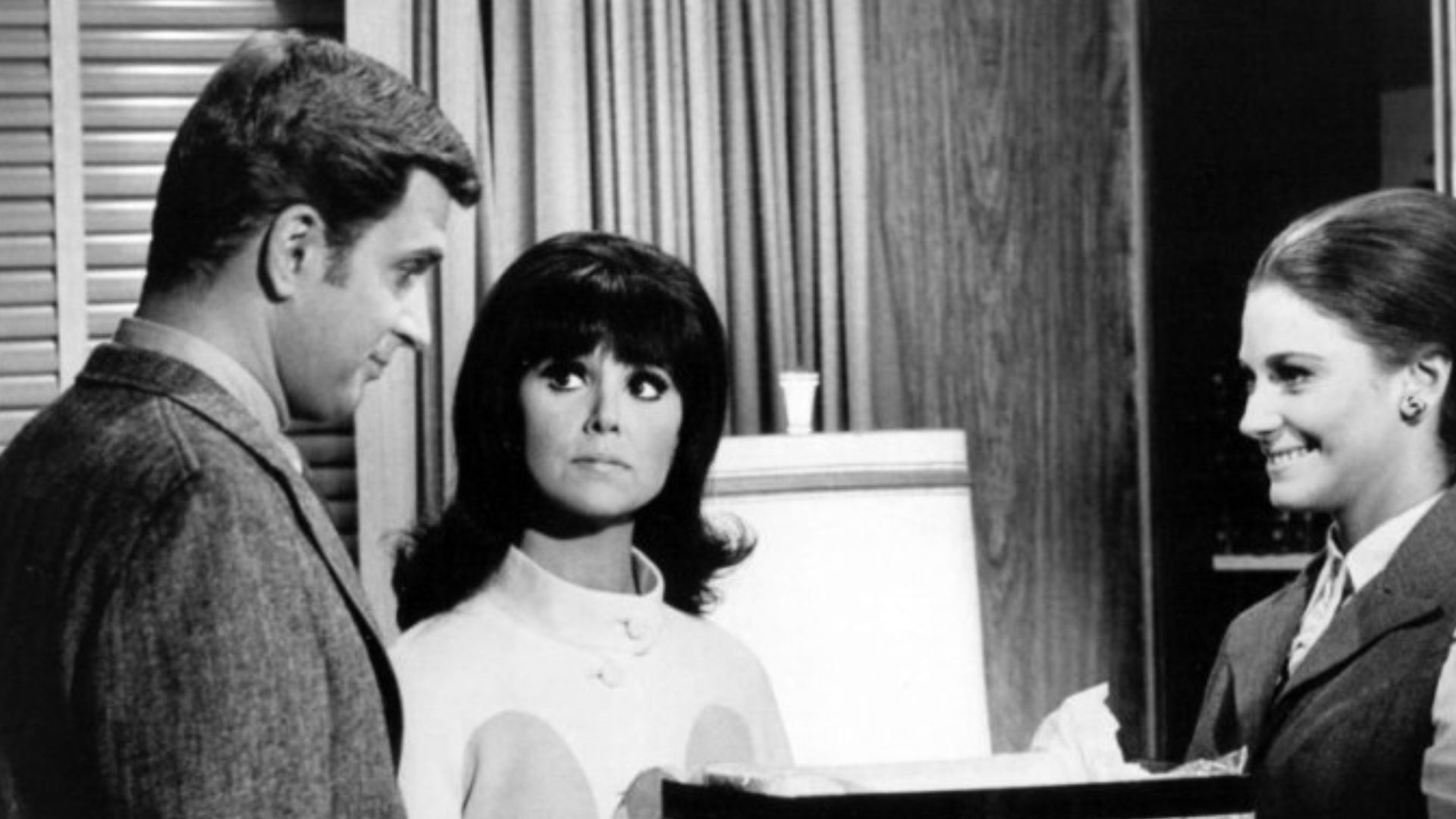 Publicity photo of Marlo Thomas, Ted Bessell and Jennifer Douglas (Mary Frann) from the television program That Girl.