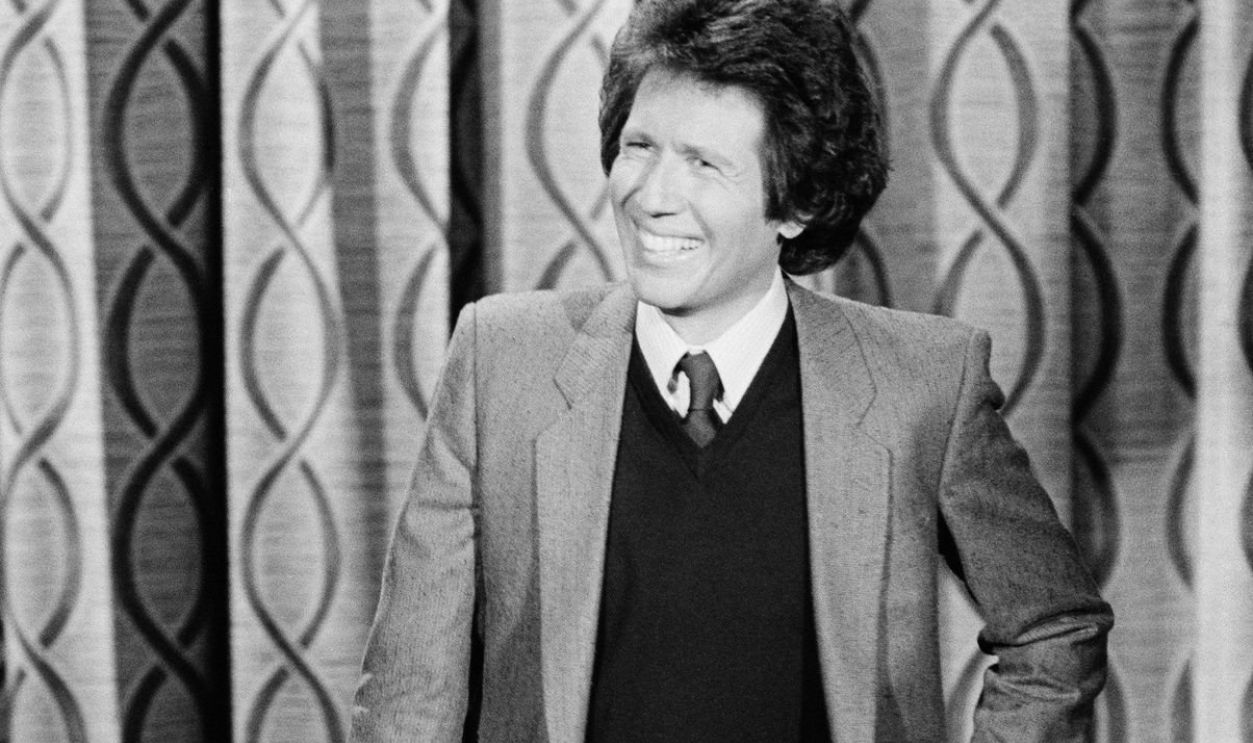 THE TONIGHT SHOW STARRING JOHNNY CARSON -- Aired 03/08/1981 -- Pictured: Comedian Garry Shandling performs --