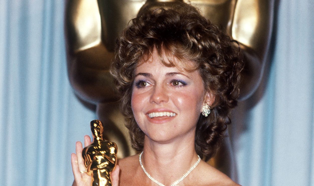 American movie and television actress Sally Field (born 06 November 1946 in Pasadena, California) poses 25 March 1985 in Hollywood with the Oscar she won for her role in