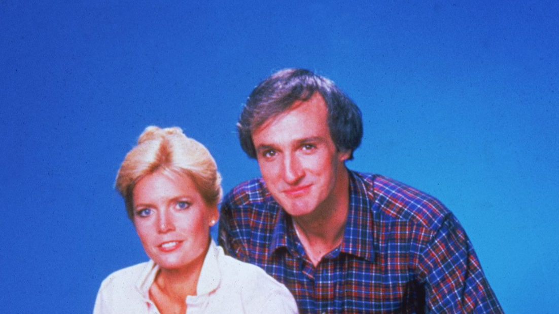 Promotional portrait of the cast of American television sit-com, 'Family Ties,' 1980s. Standing, American actors Meredith Baxter Birney and Michael Gross; sitting, left to right, American actress Justine Bateman, Canadian-born actor Michael J. Fox, and American actress Tina Yothers. 