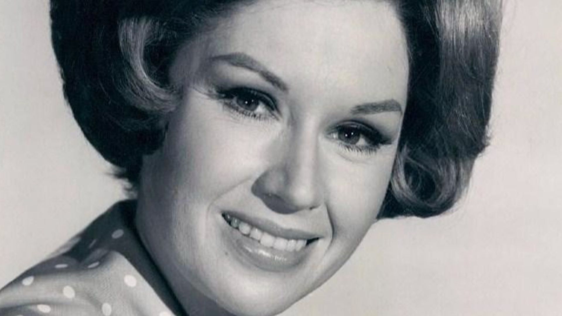 Pat Crowley in the TV-series Please Don't Eat the Daisies - publicity still (original image damaged, modified and cropped)