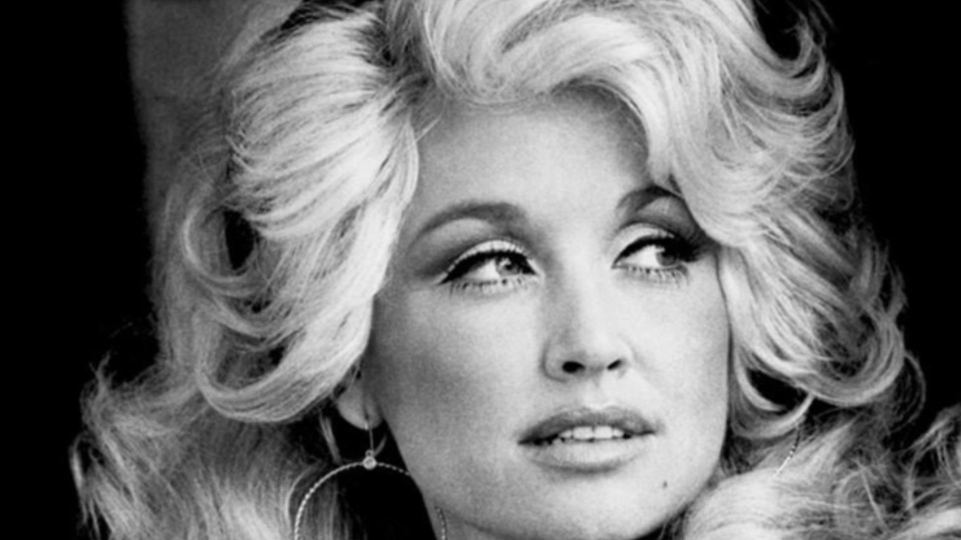 Publicity shot of American singer Dolly Parton, 1977