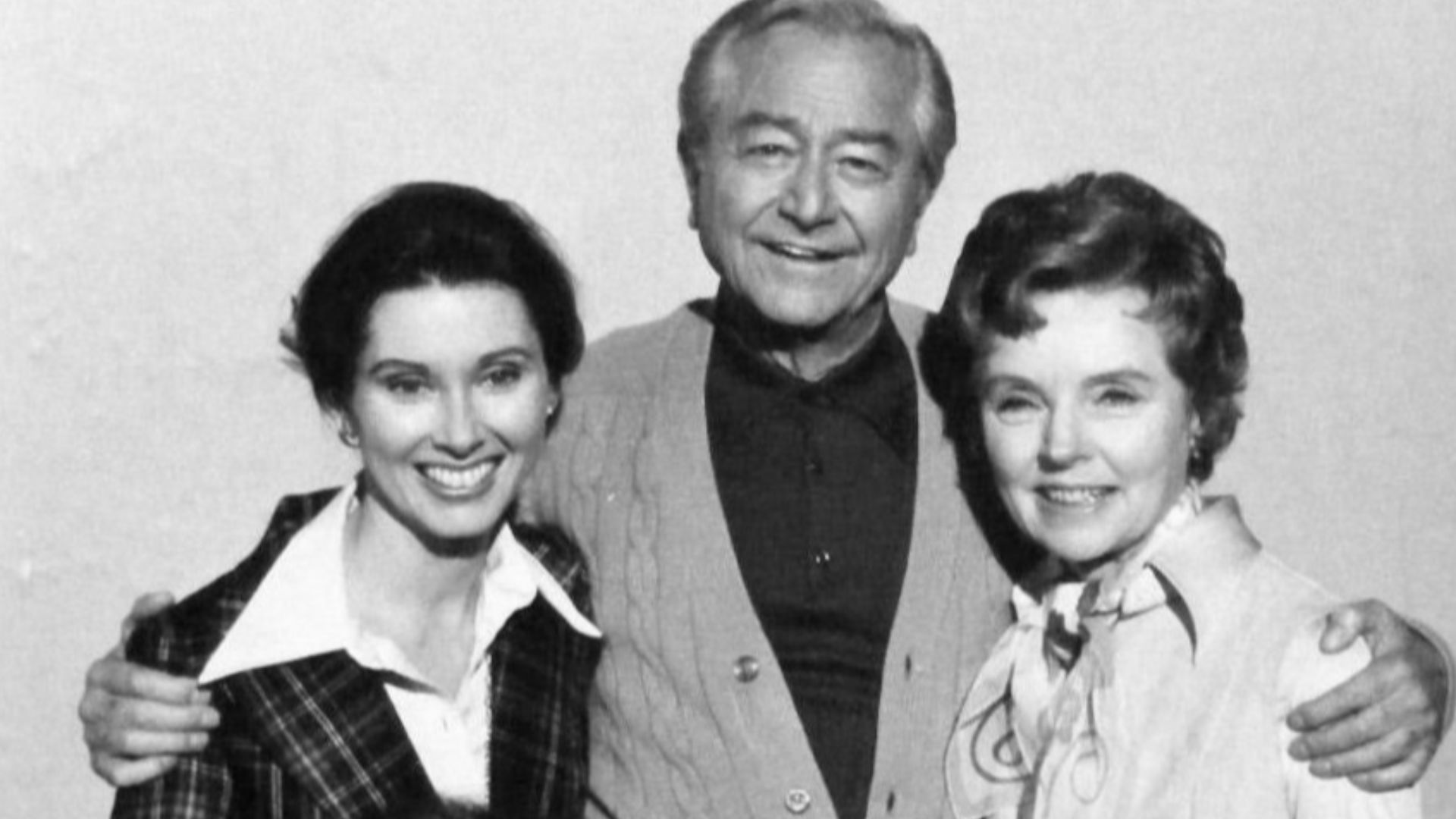 Publicity photo of the cast of the television special Father Knows Best Reunion.  Standing, from left: Elinor Donahue, Robert Young, Jane Wyatt.  Seated, Lauren Chapin and Billy Gray.