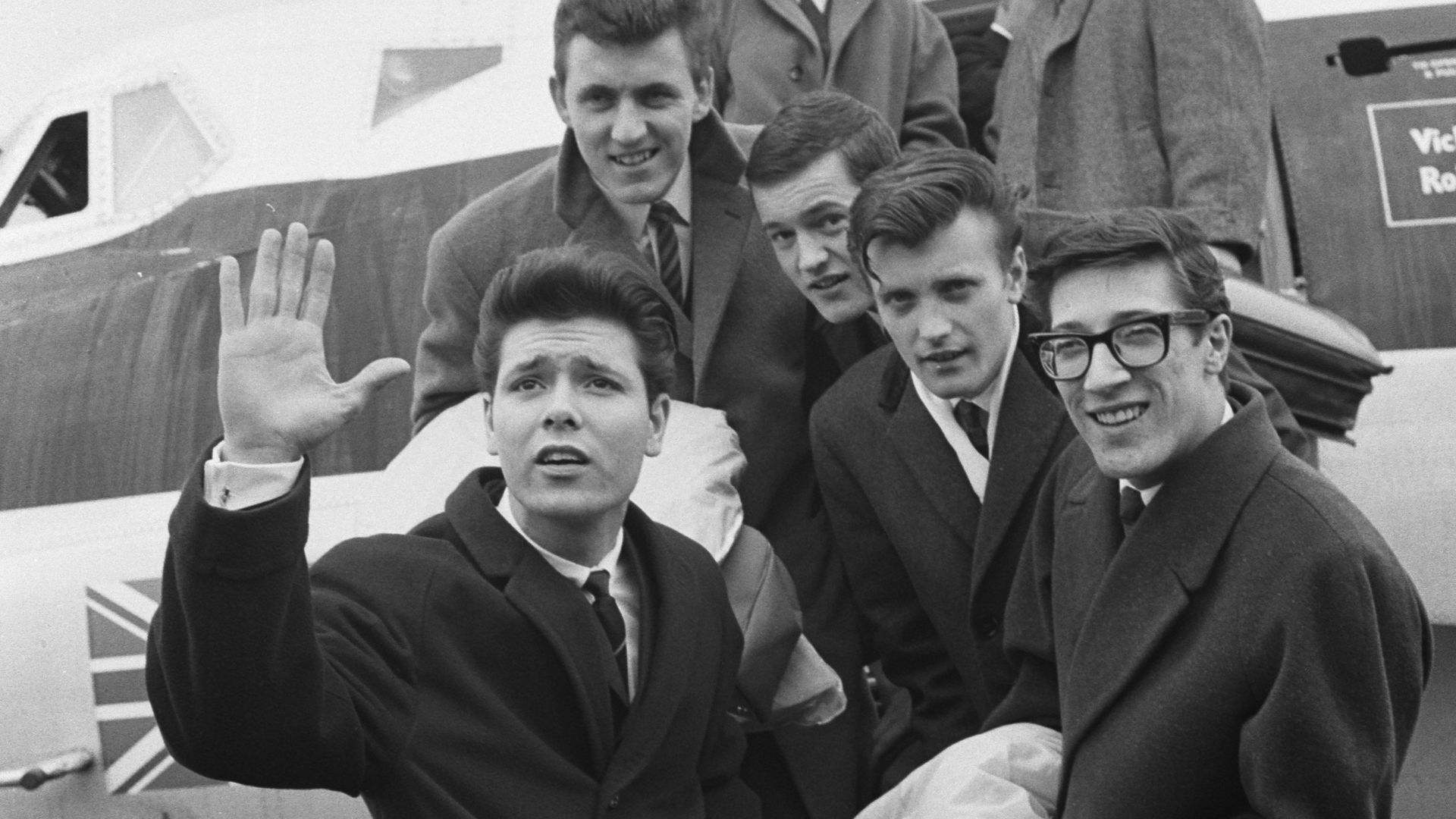 Collectie / Archief : Fotocollectie Anefo
Reportage / Serie : [ onbekend ]
Beschrijving : Cliff Richard aankomst met zijn Shadows
Datum : 6 april 1962
Locatie : Noord-Holland, Schiphol
Trefwoorden : artiesten, groepen, muziek, zangers
Persoonsnaam : Richa