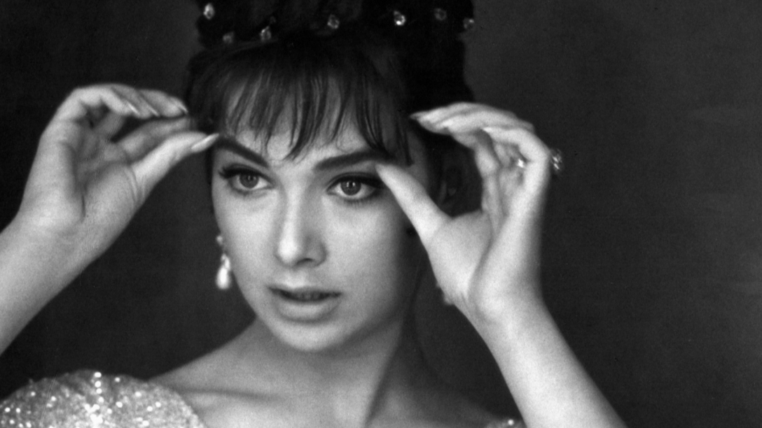 Actress Suzanne Pleshette fixes her makeup for the film '40 Pounds of Trouble' at California, 1962.