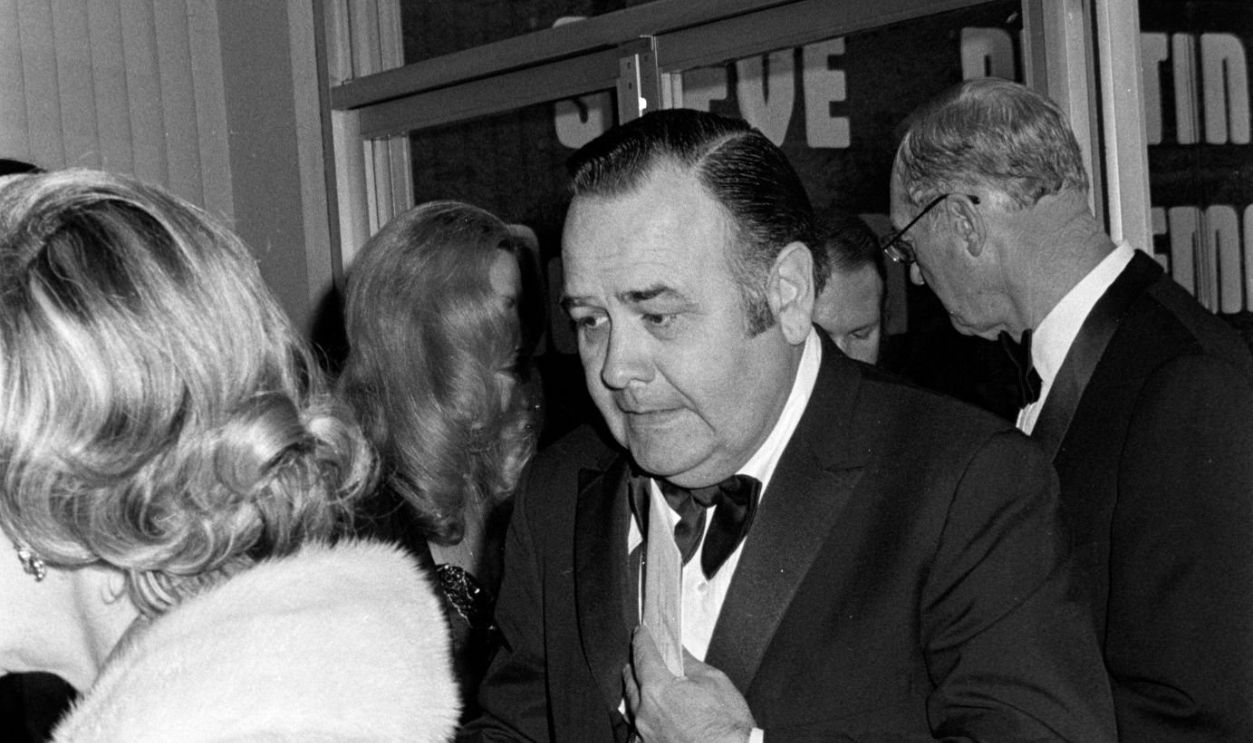 Jonathan Winters (C) attends the premiere of 'Papillon' at the Beverly Hills Theater in Beverly Hills, California, on December 20, 1973.