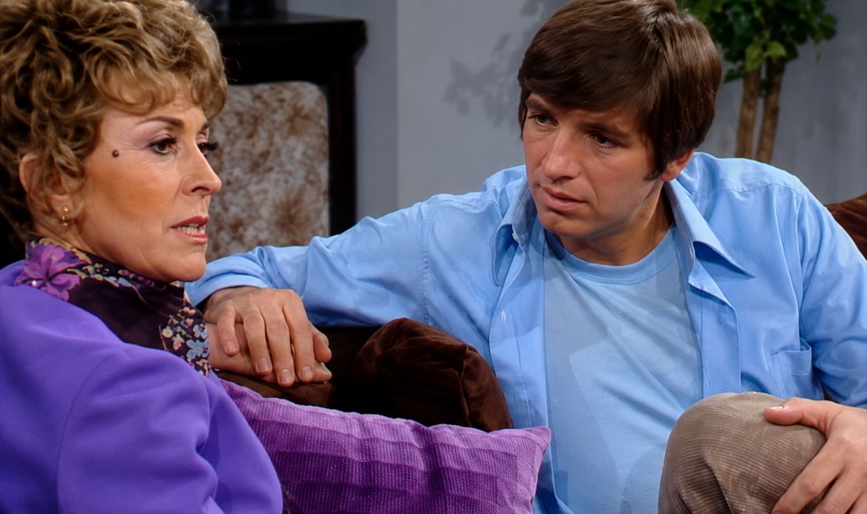   Screenshot from   How to Survive a Marriage (1974–1975)