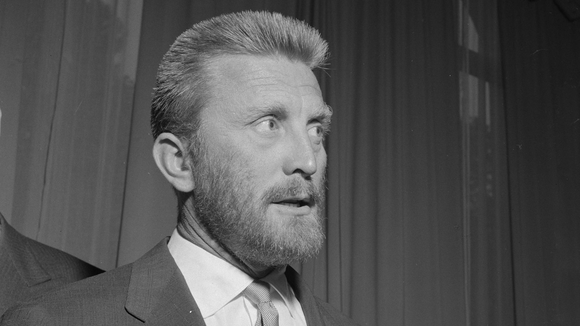 Collectie / Archief : Fotocollectie Anefo
Reportage / Serie : [ onbekend ]
Beschrijving : Amerikaanse filmster Kirk Douglas in Amsterdam. Hij is Nederland voor opnames van de film