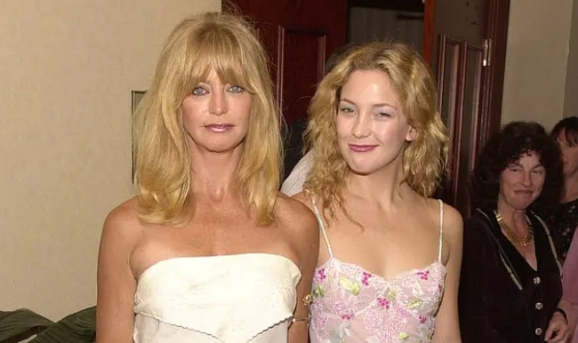 370672 07: Award hosts Goldie Hawn and Kate Hudson arrive at the