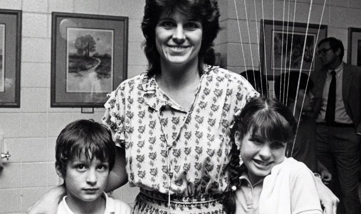 Actress Susan Saint James, son Harmony Lucas and daughter Sunshine Lucas attend the premiere of Superman III on June 15, 1983 at the New Haven Lawn Club in New Haven, Connecticut. 