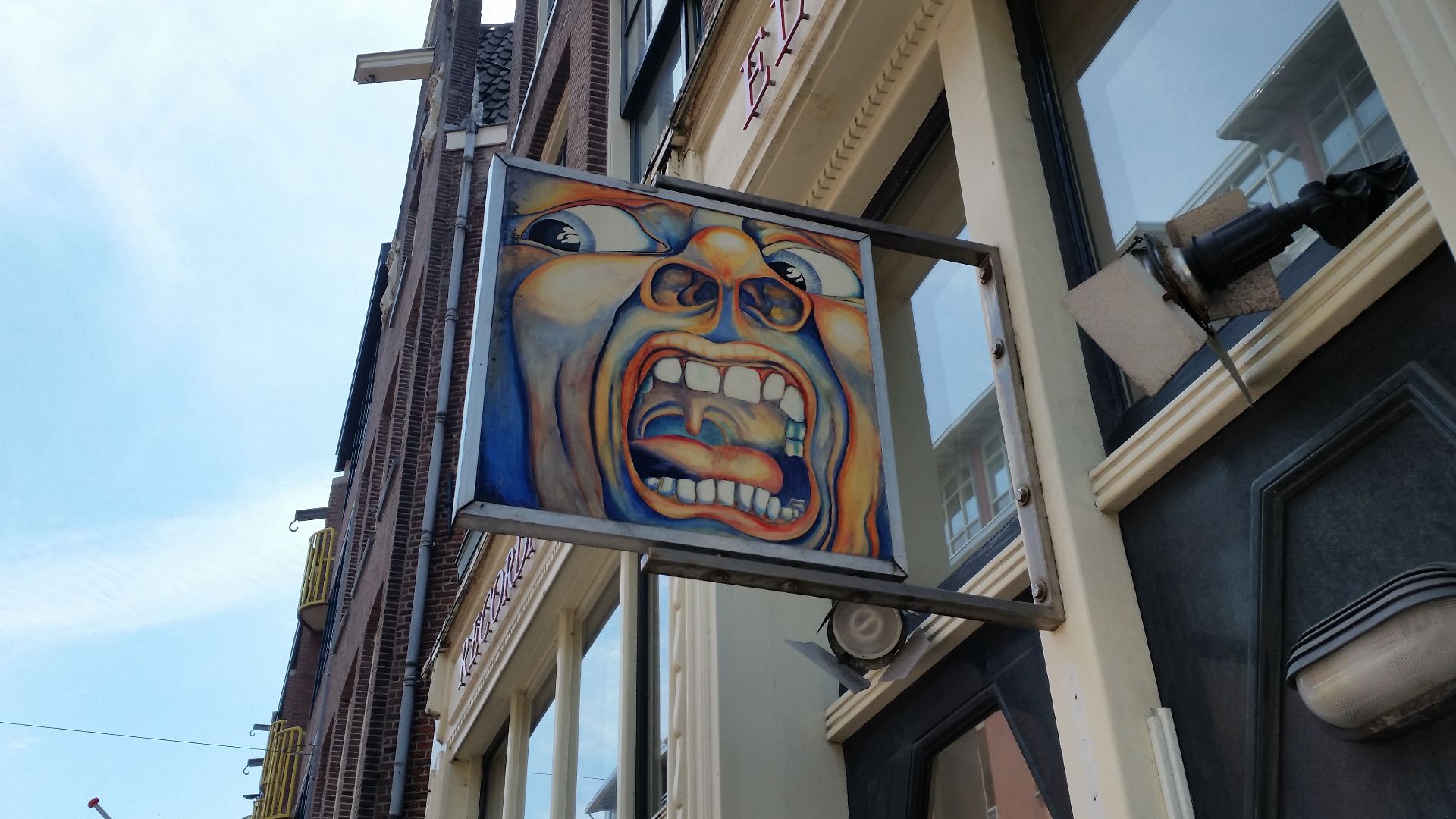 Gaper aan een platenzaak in de Sint Antoniebreestraat, Amsterdam, geïnspireerd op de platenhoes van