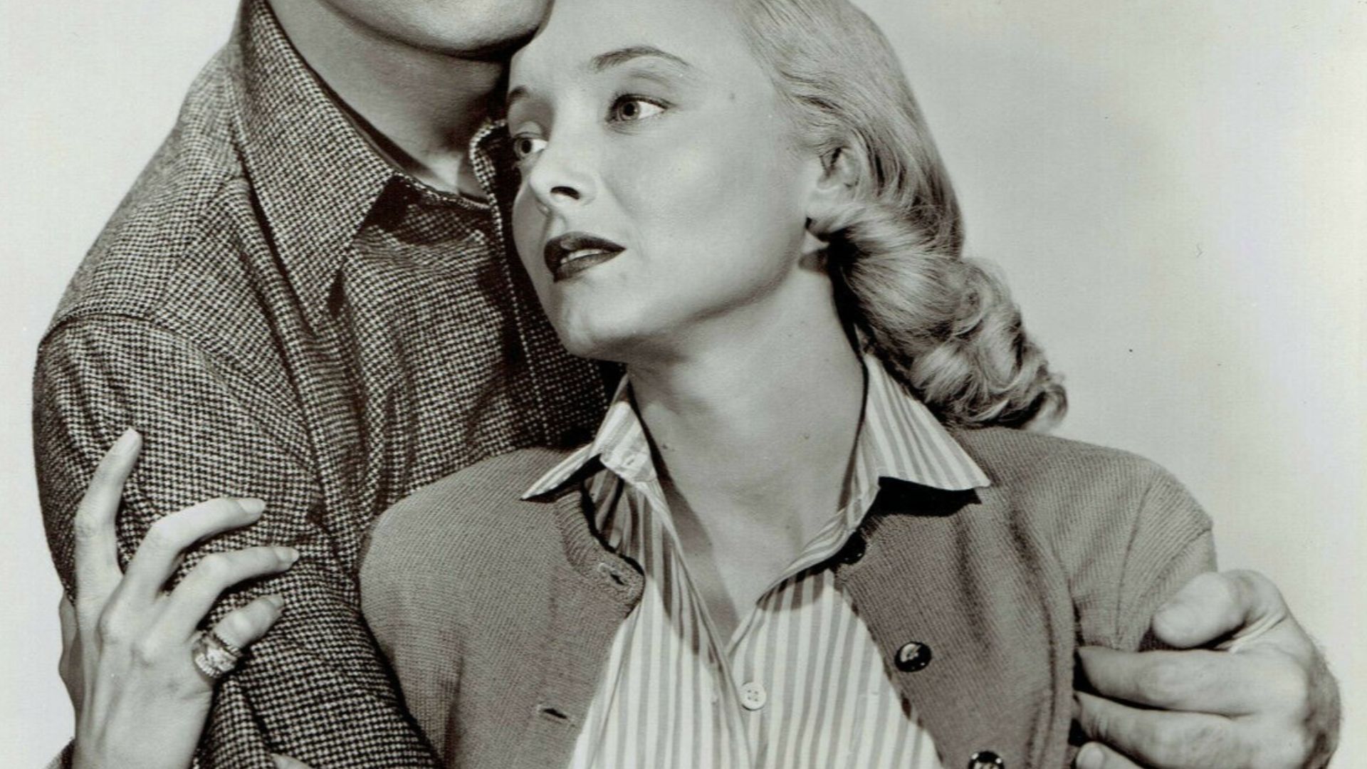 John Ireland & Carolyn Jones in the TV seriies Schlitz Playhouse of Stars, episode Prisoner in Town (1954) - publicity still (cropped)