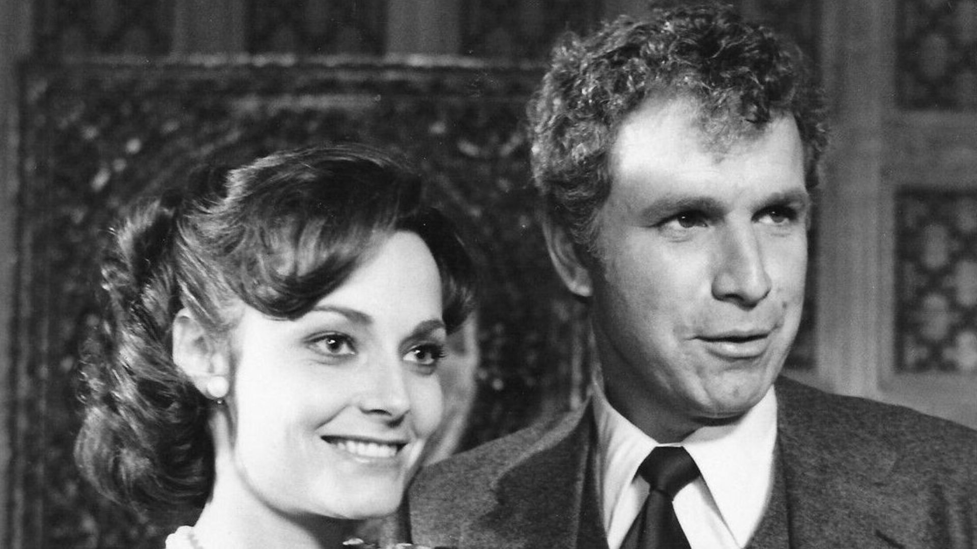 PALM SPRINGS QUESTION - Private investigator Jake Axminster (series star Wayne Rogers) meets million-heiress Barbara Thornberry (Christine Jones) as he investigates a double murder in