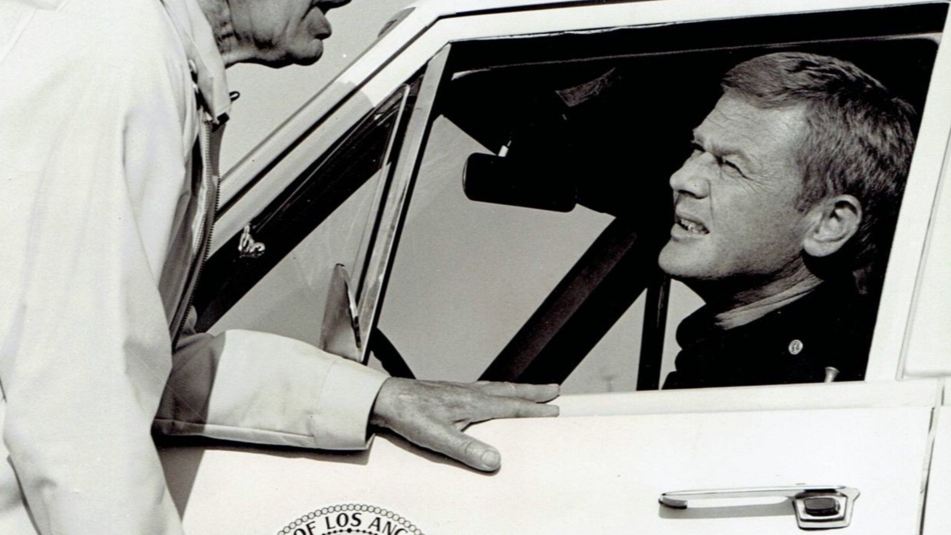 Byron Foulger & Martin Milner in the TV series Adam-12, episode Log 161: Au You Want Me to Get Married? - publicity still