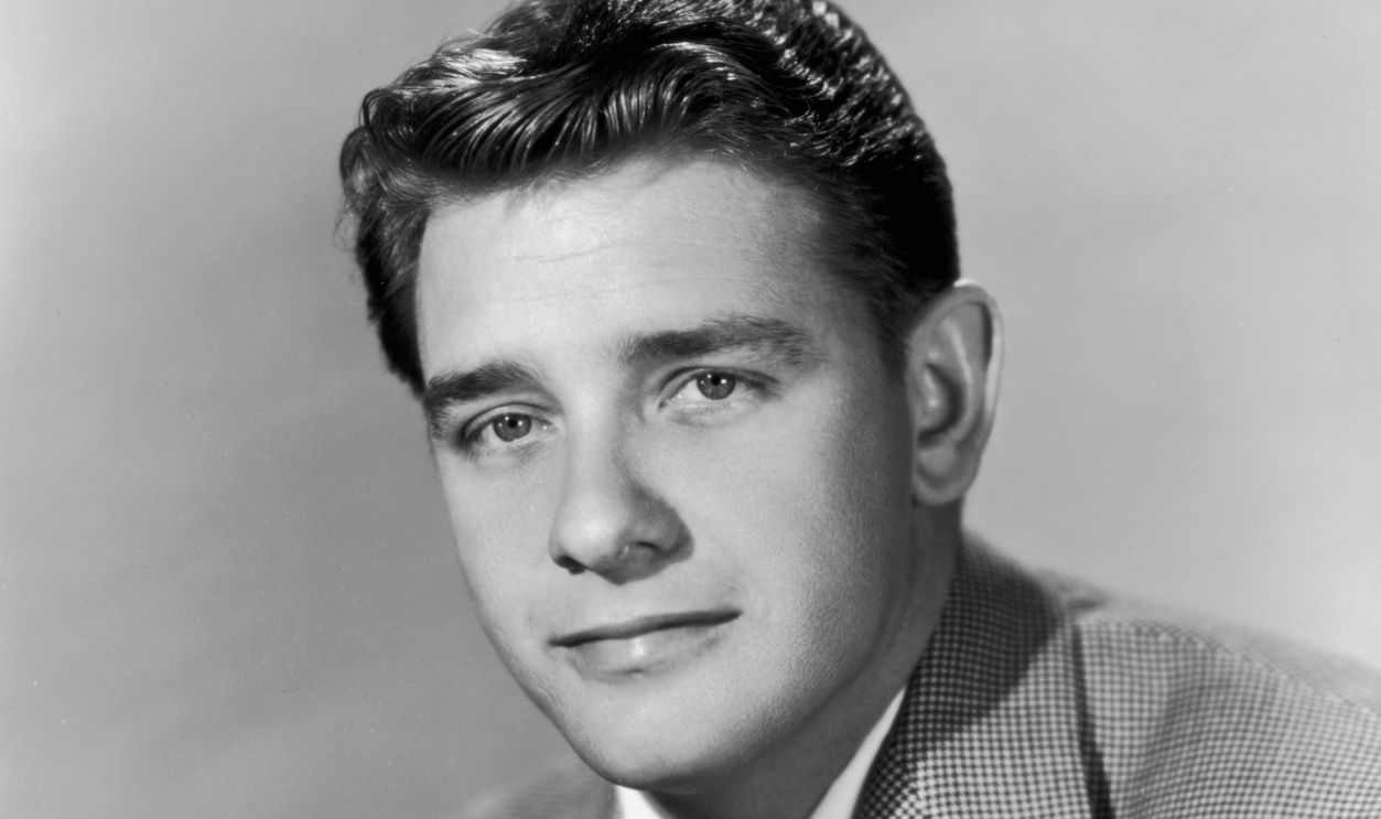Getty Images - 3241128 - Studio headshot portrait of American actor Richard Crenna wearing a houndstooth blazer over a V-neck sweater, shirt and tie.