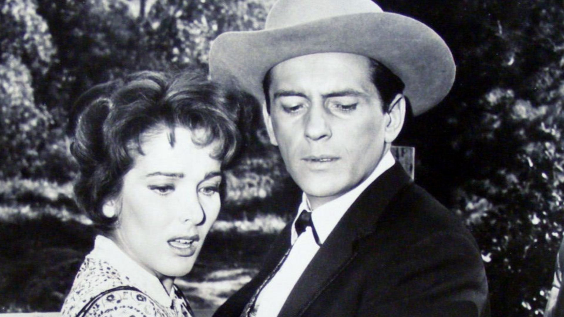 Photo of Jack Kelly as Bart Maverick and Julie Adams from the television program Maverick.
