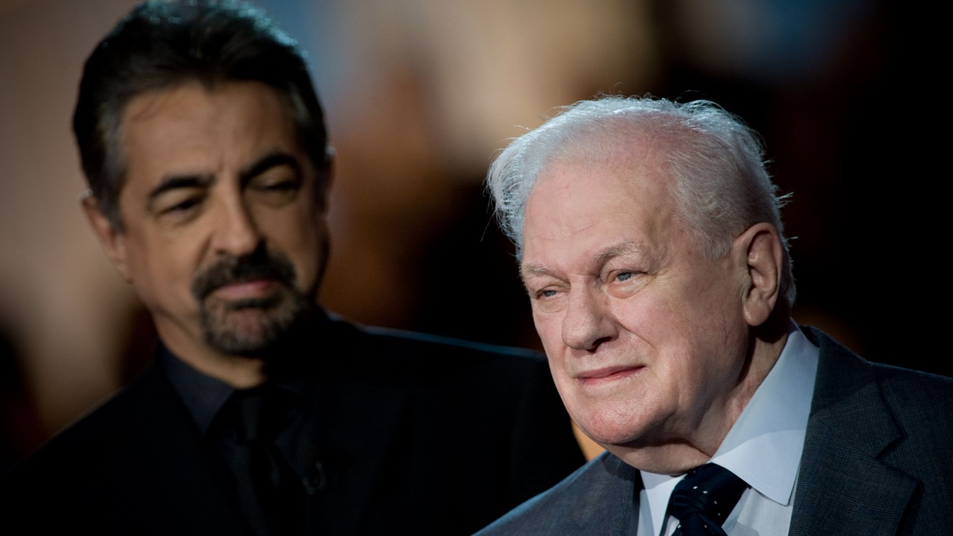 Actor Joe Mantegna introduces World War II hero and Academy Award nominee Charles Durning at the 2008 National Memorial Day Concert on the lawn of the U.S. Capitol, Washington D.C., May 25, 2008. Durning earned a Silver Star and three Purple Heart medals 