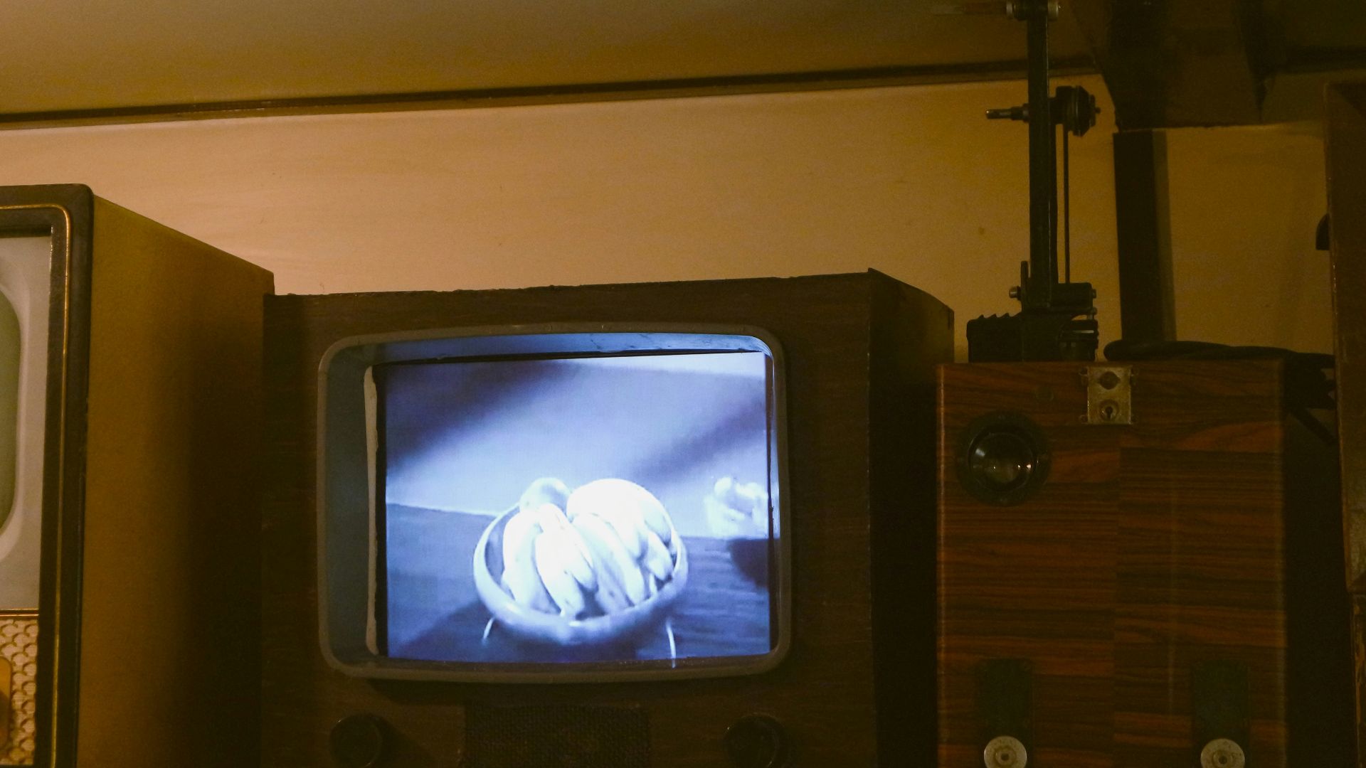 An old fashioned television sitting next to a wall