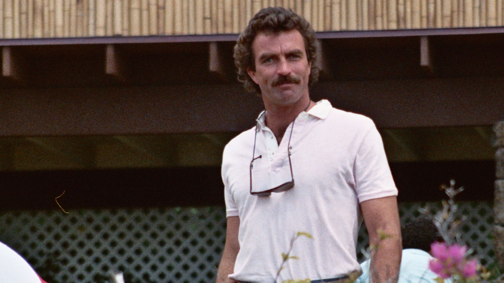 Tom Selleck, filming a scene for MAGNUM P.I. in April 1984 at the Kahala Hilton Hotel in Hawaii.
