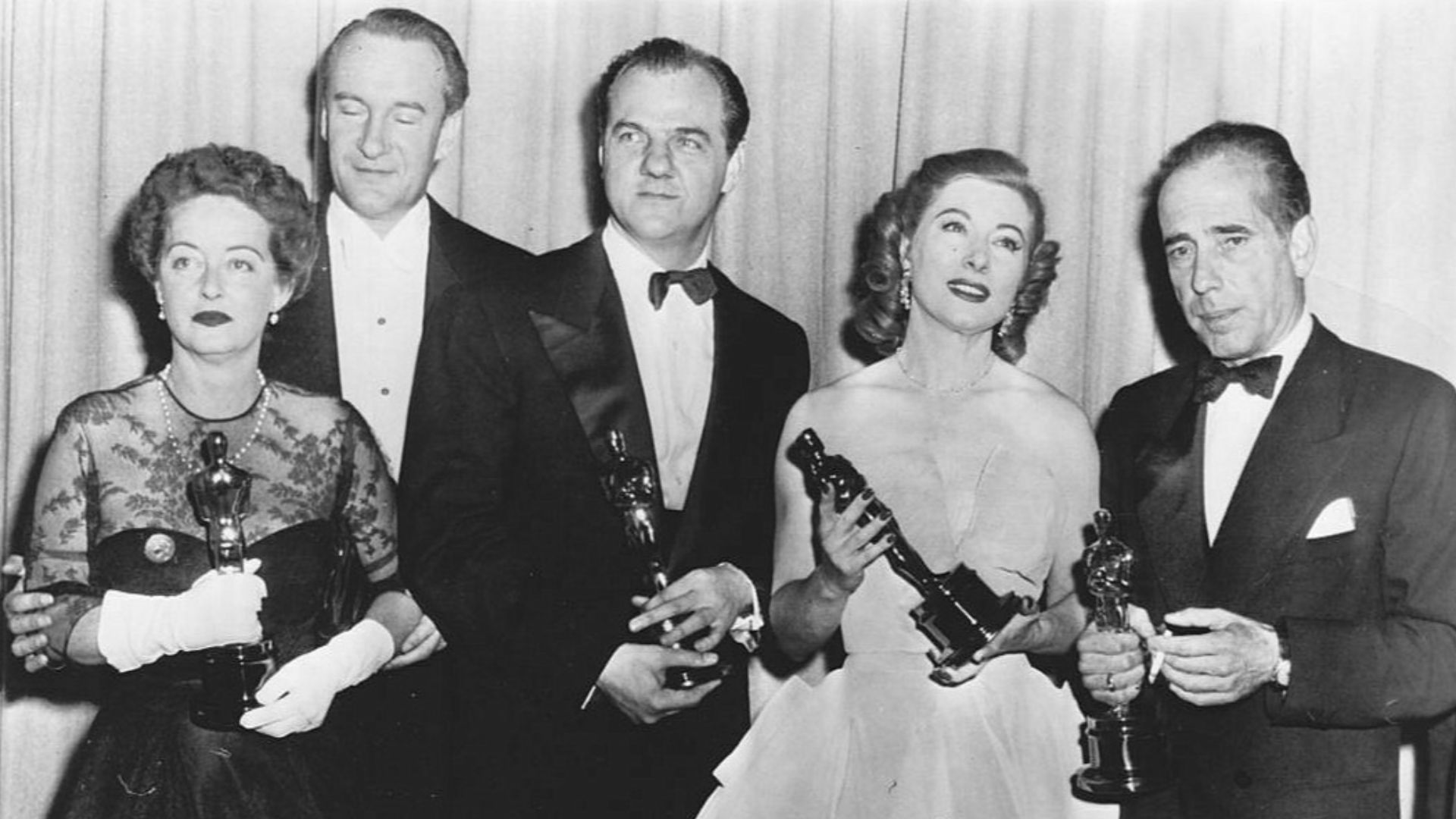 From left to right: Bette Davis, George Sanders, Karl Malden, Greer Garson & Humphrey Bogart during at the 24th Oscars (1952).