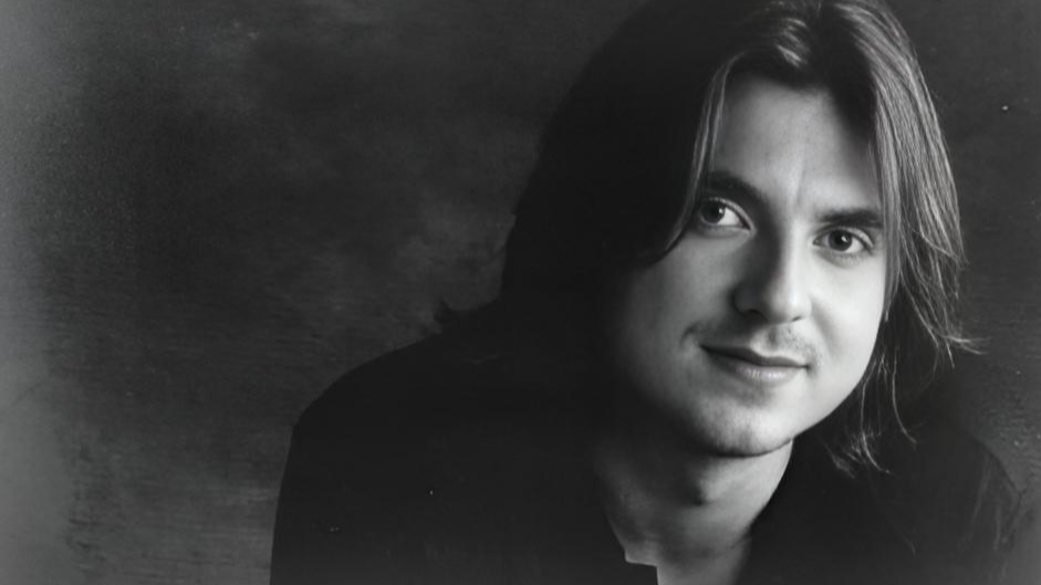 Grayscale Portrait Photo of the American stand-up comedian Mitch Hedberg