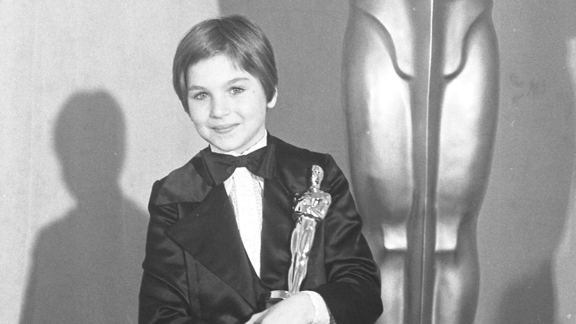 Tatum O'Neal, holding her Oscar for