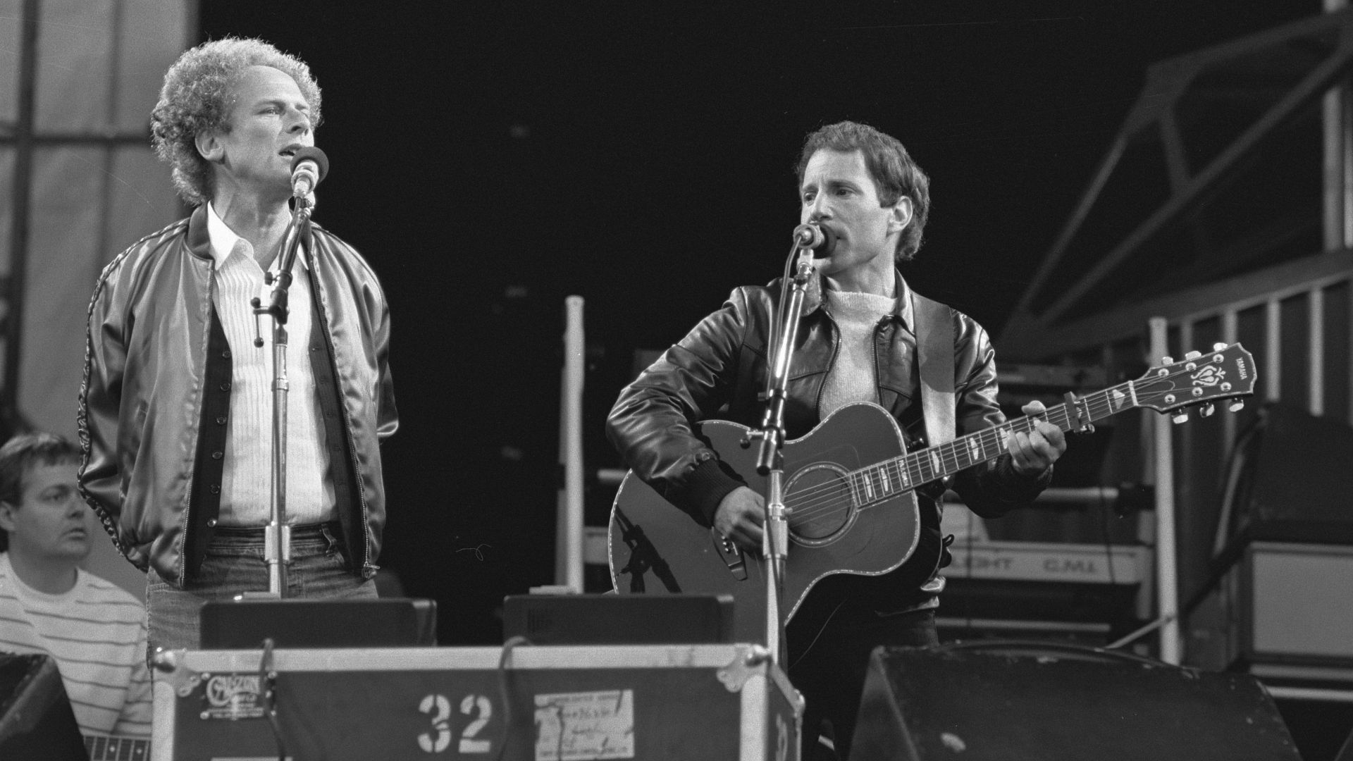Collectie / Archief : Fotocollectie Anefo
Reportage / Serie : [ onbekend ]
Beschrijving : Optreden Simon and Garfunkel (links) in Feijenoordstadion, Rotterdam
Datum : 12 juni 1982
Locatie : Rotterdam, Zuid-Holland
Trefwoorden : musici, muziek, popgroepen,