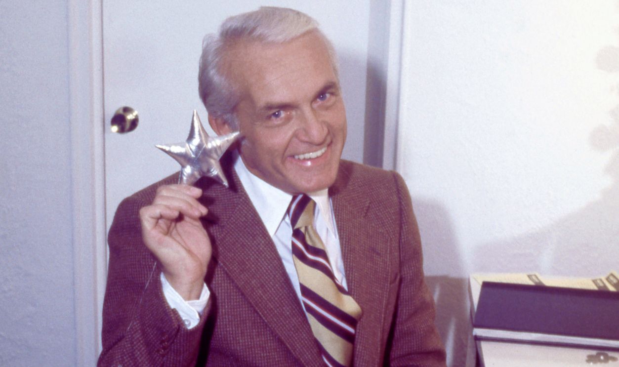 American actor Ted Knight (1923 - 1986) poses for a portrait with a star in New York, New York, circa 1975