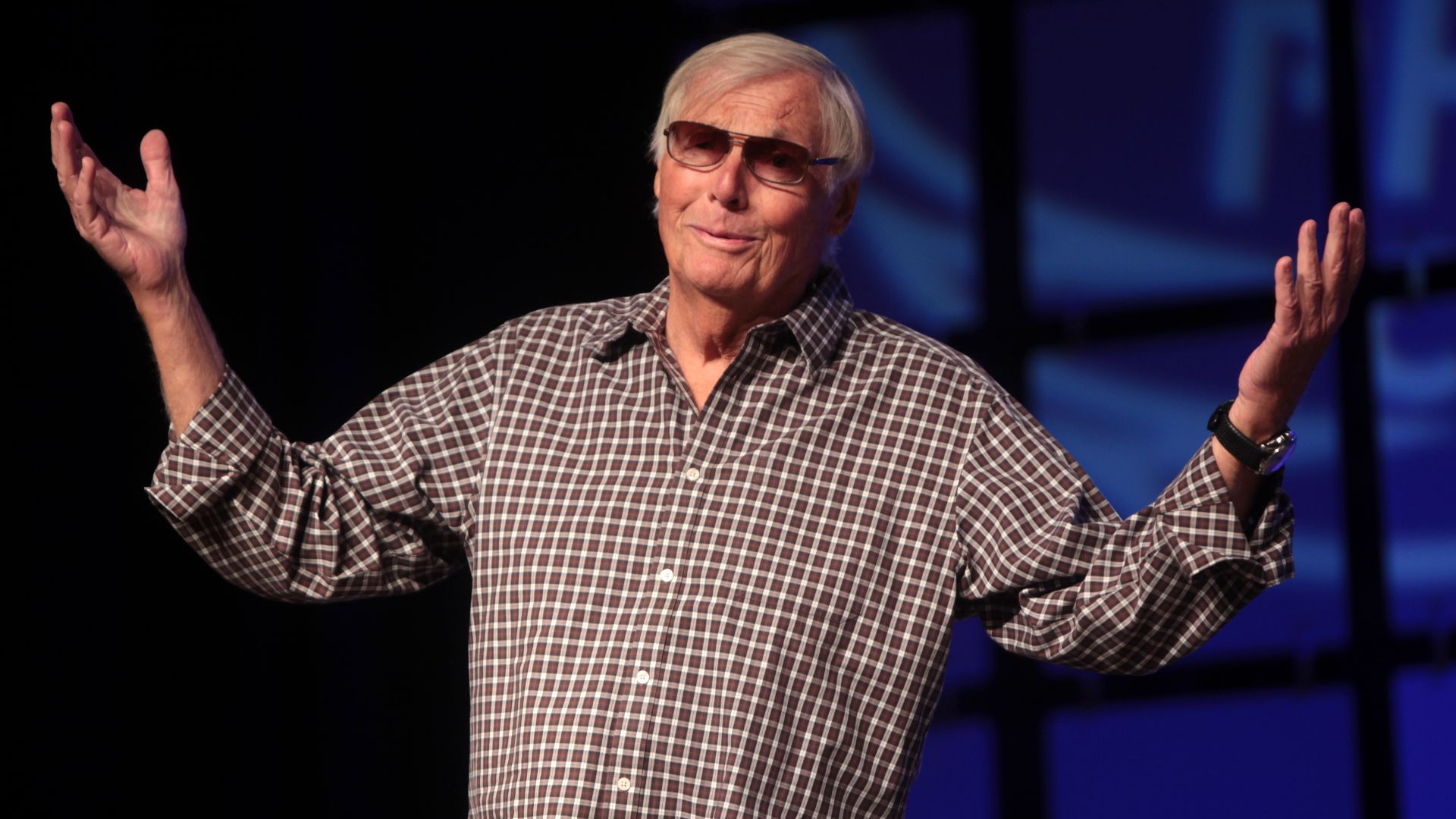 Adam West speaking at the 2014 Phoenix Comicon on June 7, 2014.