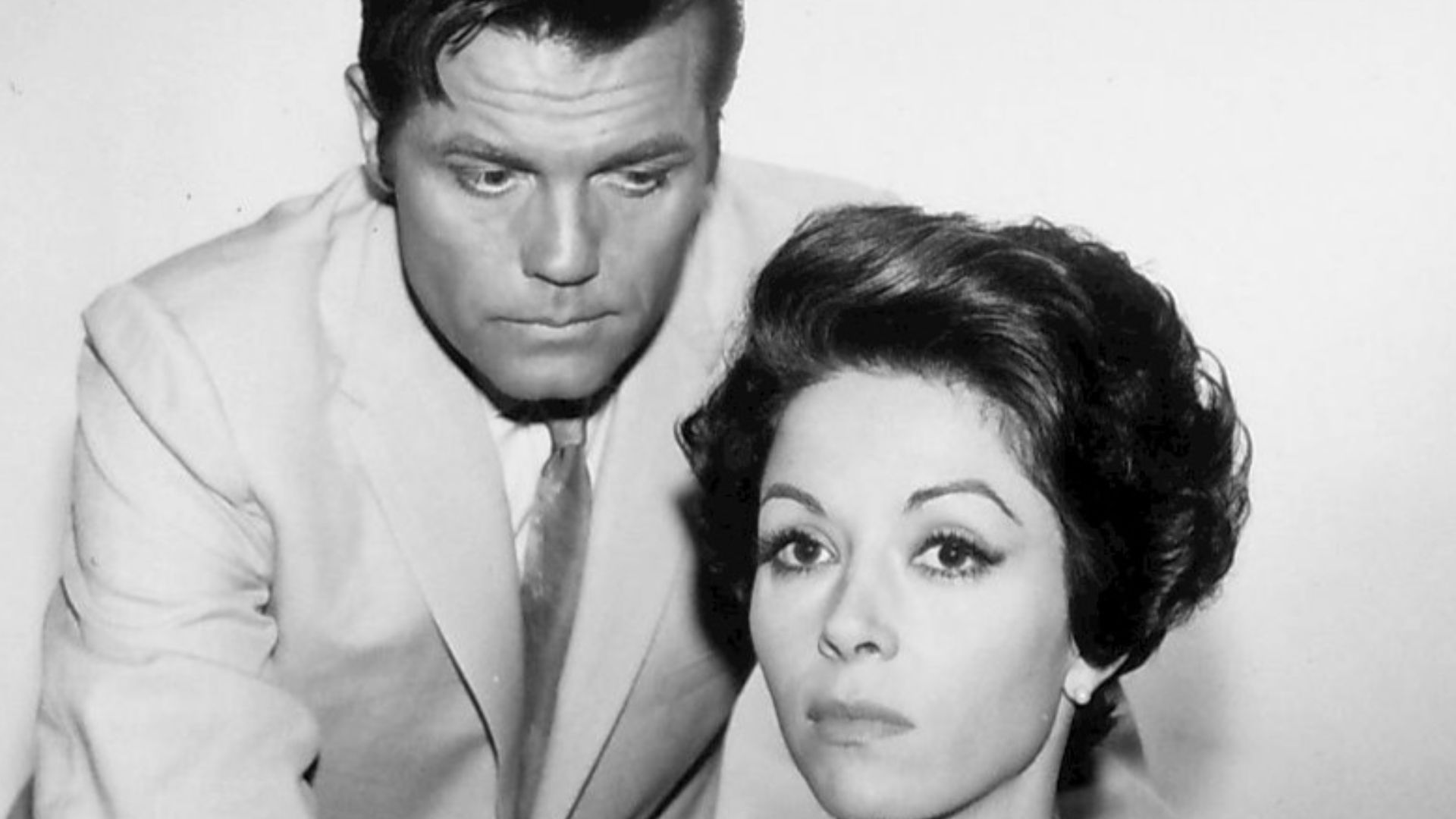 Photo of Jack Lord and Dana Wynter from the television program Bob Hope Presents the Chrysler Theatre.