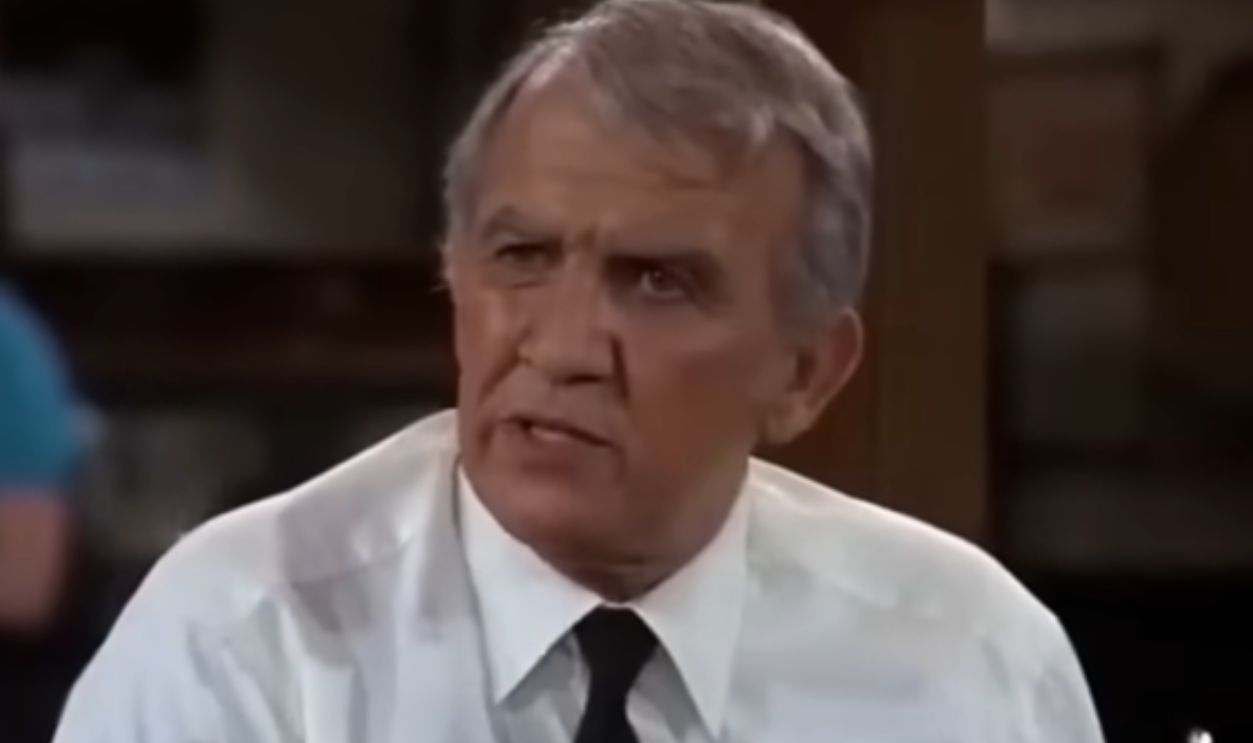Screenshot from Cheers (1982-1993) 