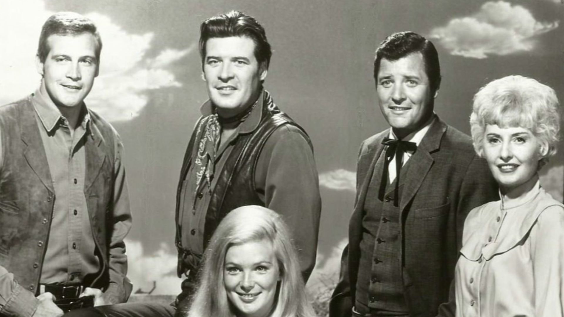 Photo of The Big Valley cast for 1967.  Clockwise, from back: Lee Majors, Peter Breck,Richard Long, Barbara Stanwyck and Linda Evans.