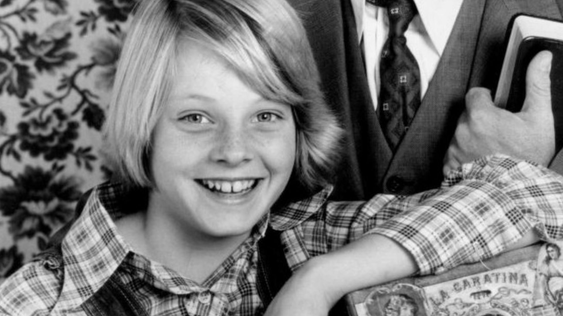 Publicity photo of American actors Jodie Foster and Christopher Connelly promoting their roles on the 1974 television series Paper Moon.