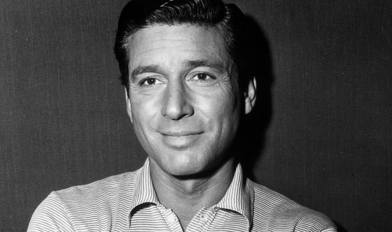 circa 1955: American actor Efrem Zimbalist Jr smiles in a striped golf shirt.