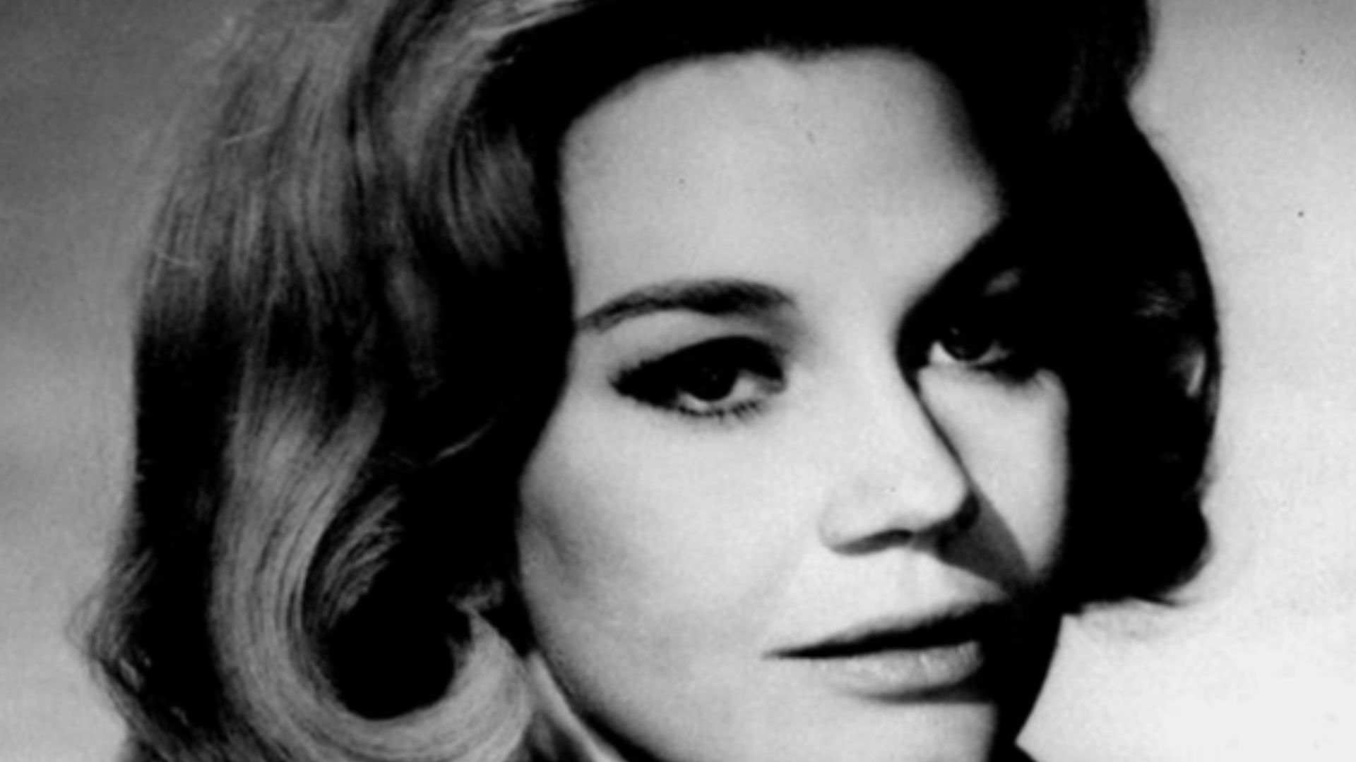 Publicity photo of Elizabeth MacRae