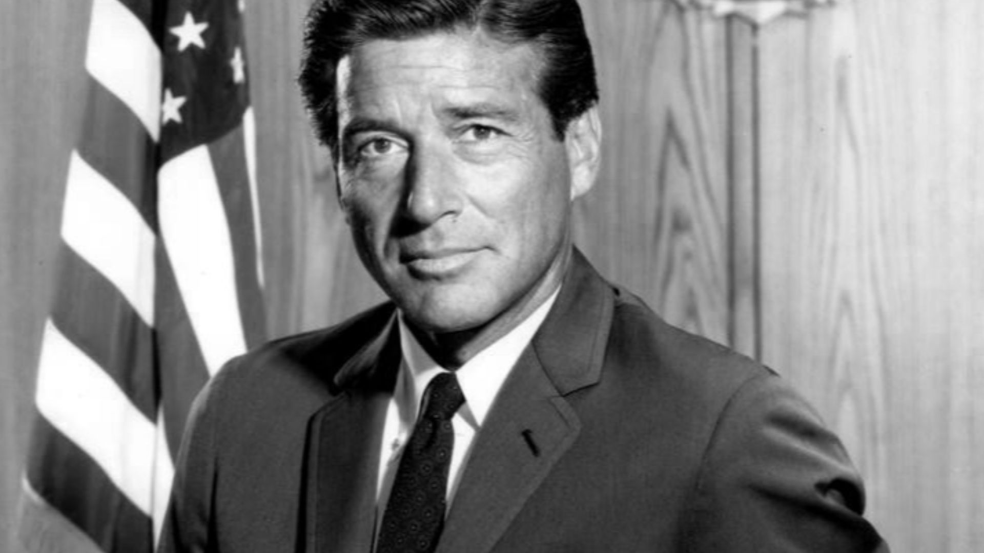 Publicity photo of Efrem Zimbalist, Jr. as Lewis Erskine from the television program The F.B.I..