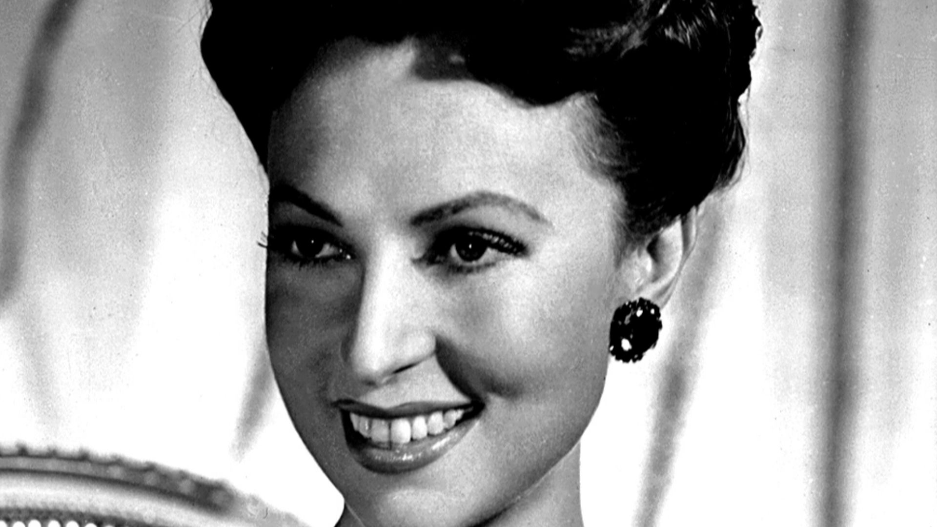Publicity photo of Agnes Moorehead