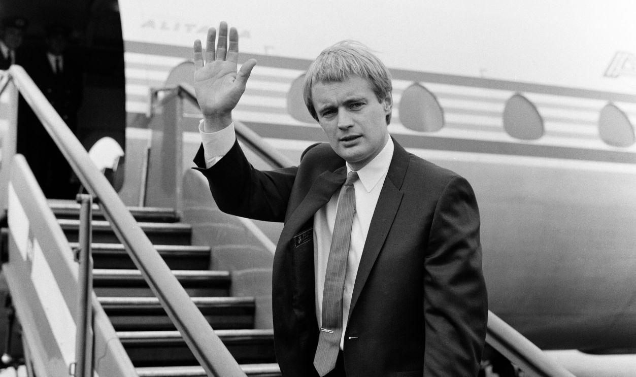 A tired David McCallum - Illya Kuryakin - flew off to Rome this morning after four hectic days of press interviews in Britain. Only a handful of fans were there to see him go; and to prevent any possible rioting by the fans David was whisked around the back of the airport with a police escort. He is due to start a new MGM picture at the end of this week and returns to Hollywood in June to begin a new 'The Man from 'UNCLE'' series, 21st March 1966