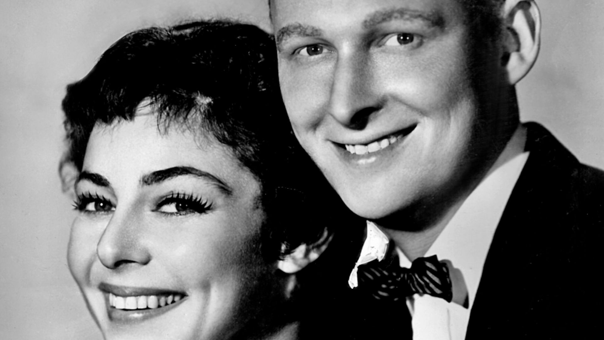 Publicity photo of Elaine May and Mike Nichols