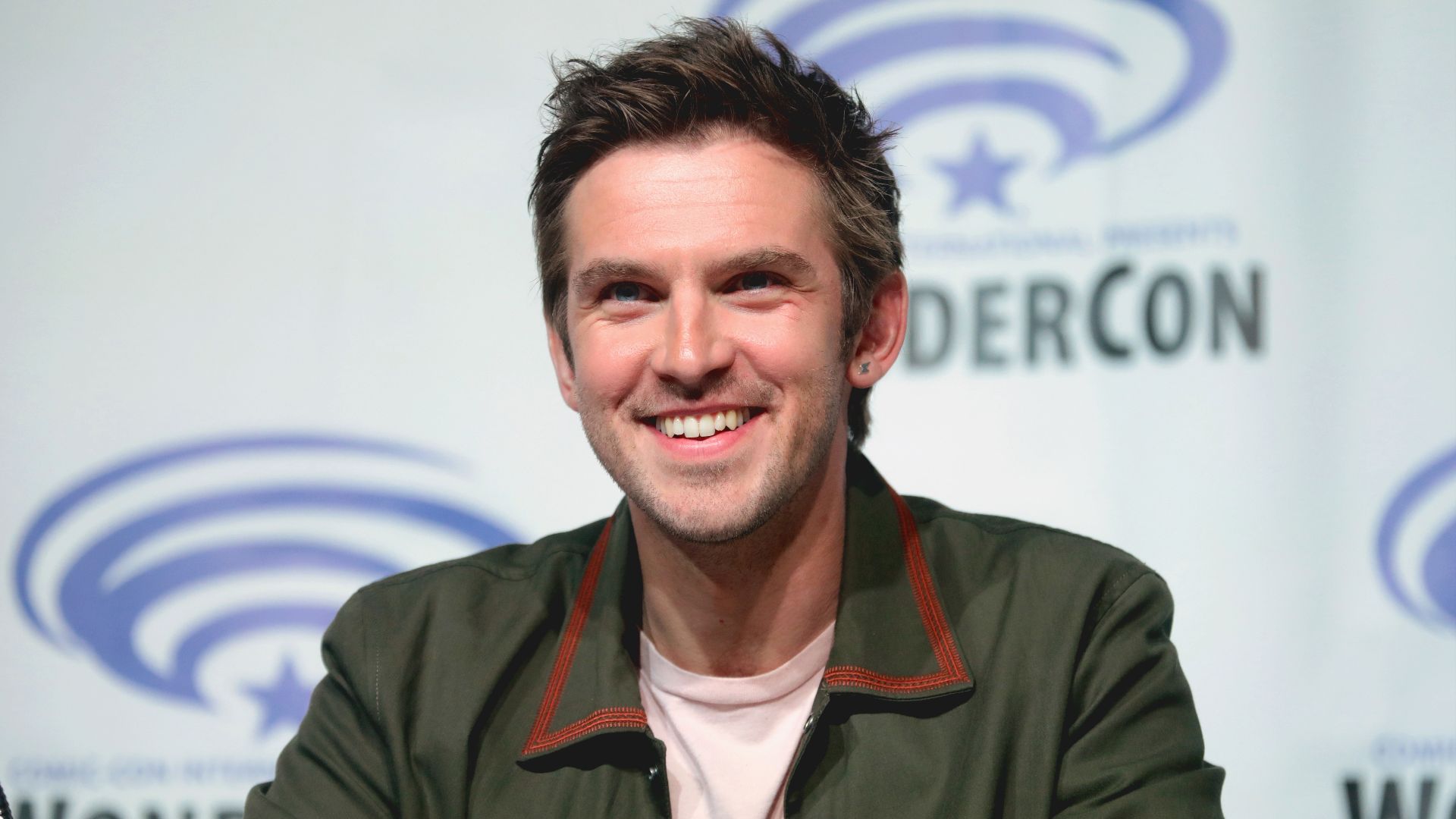 Dan Stevens speaking at the 2019 WonderCon, for