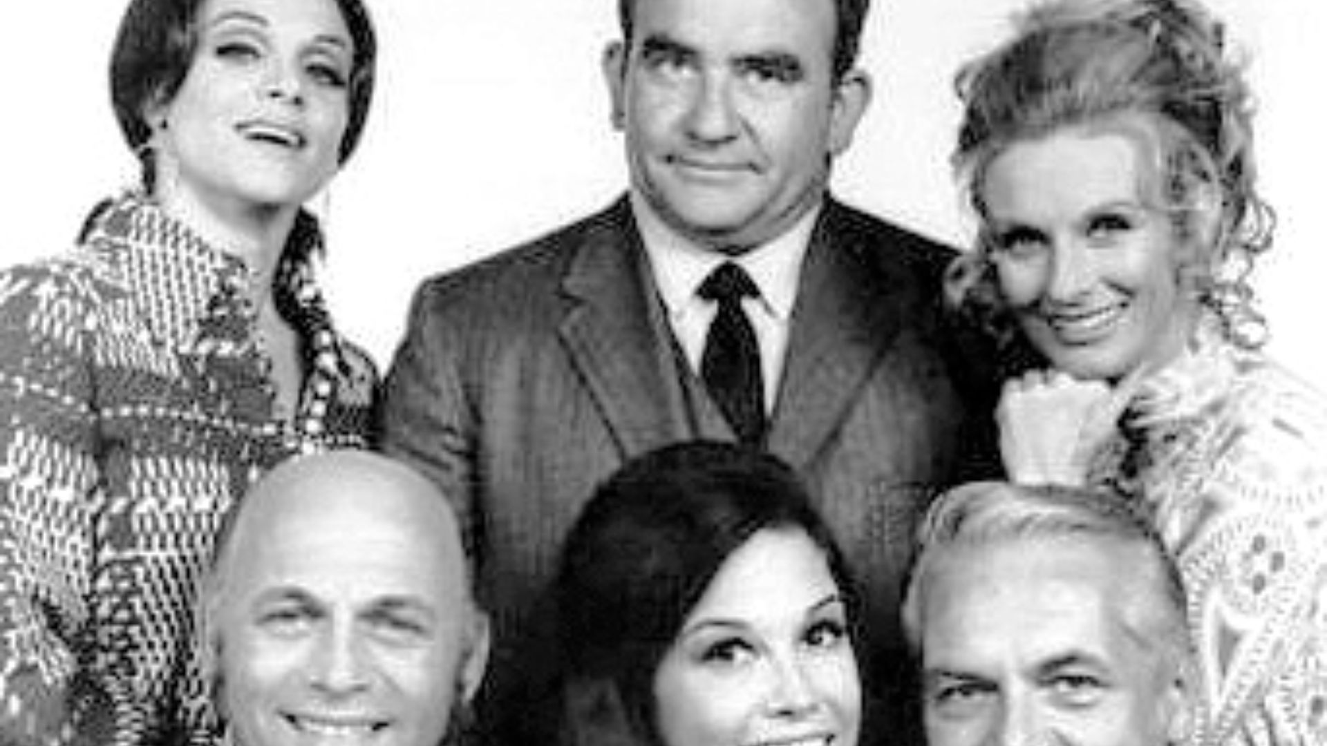 Publicity photo of the cast of The Mary Tyler Moore Show in 1970. From left: Top: Valerie Harper (Rhoda Morgenstern), Ed Asner (Lou Grant), Cloris Leachman (Phyllis Lindstrom). Bottom: Gavin MacLeod (Murray Slaughter), Mary Tyler Moore (Mary Richards), Te