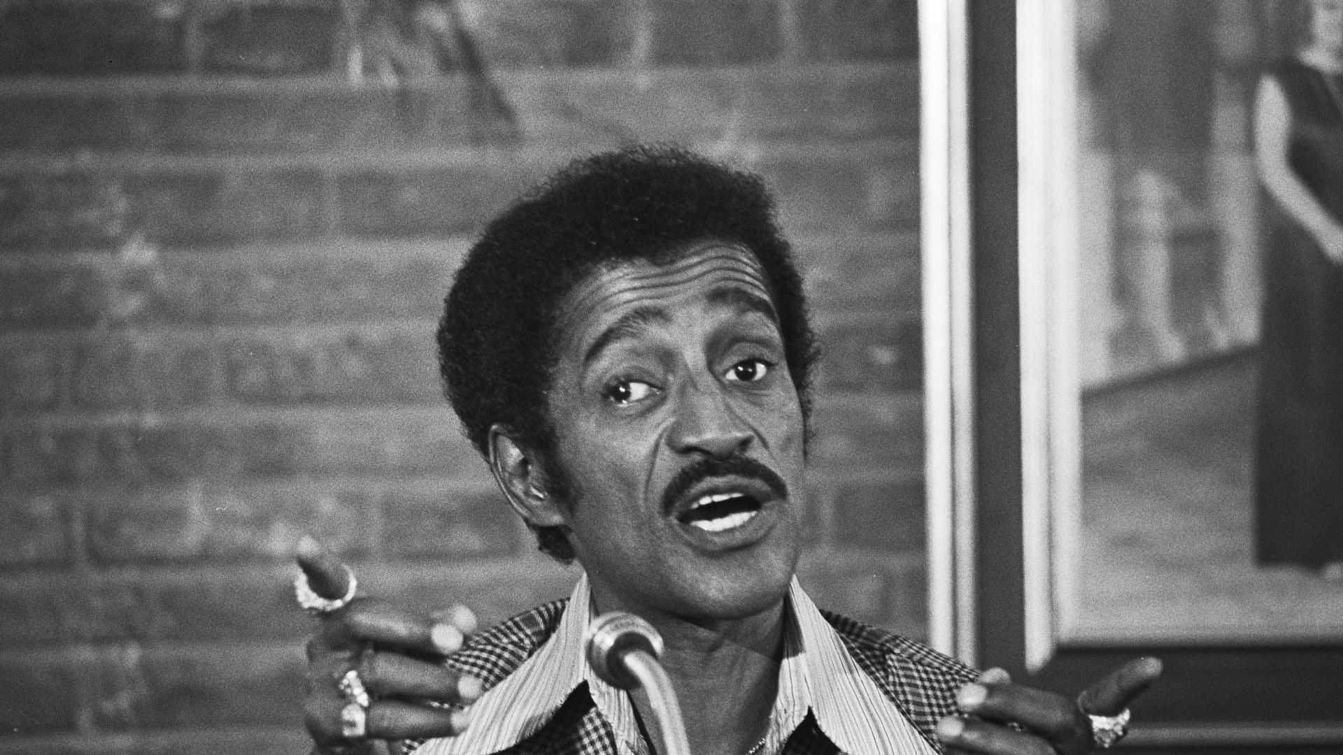 Collectie / Archief : Fotocollectie Anefo
Reportage / Serie : [ onbekend ]
Beschrijving : Sammy Davis junior geeft persconferentie in Hilton, Amsterdam, Sammy Davis tijdens persconferentie koppen
Datum : 10 september 1976
Locatie : Amsterdam, Noord-Hollan